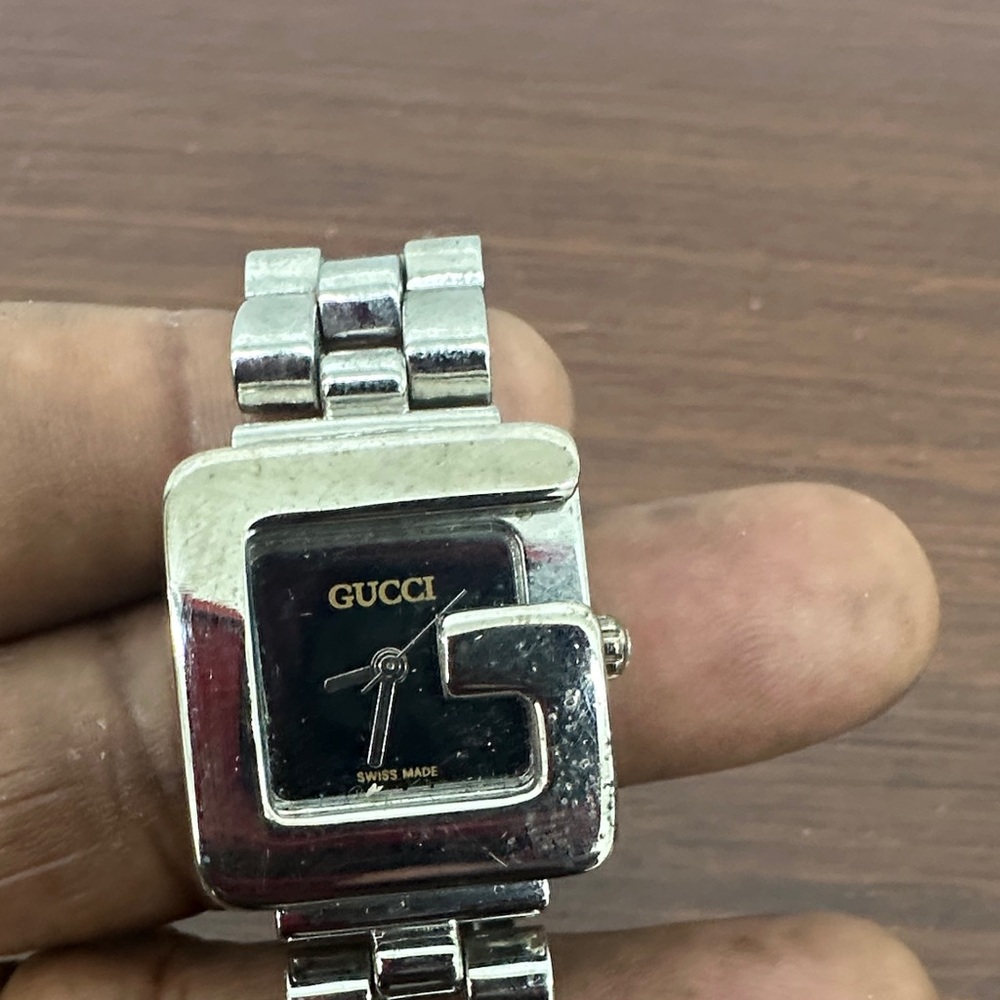 Gucci Women’s Fashion Designer Black and Silver Timepiece Casual Formal Wear. - Picture 2 of 6